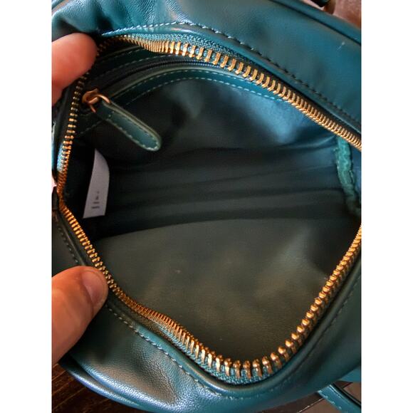 NWOT Designer FF Hunter Green Faux Leather and Gold Hardware Designer Crossbody - Picture 3 of 6
